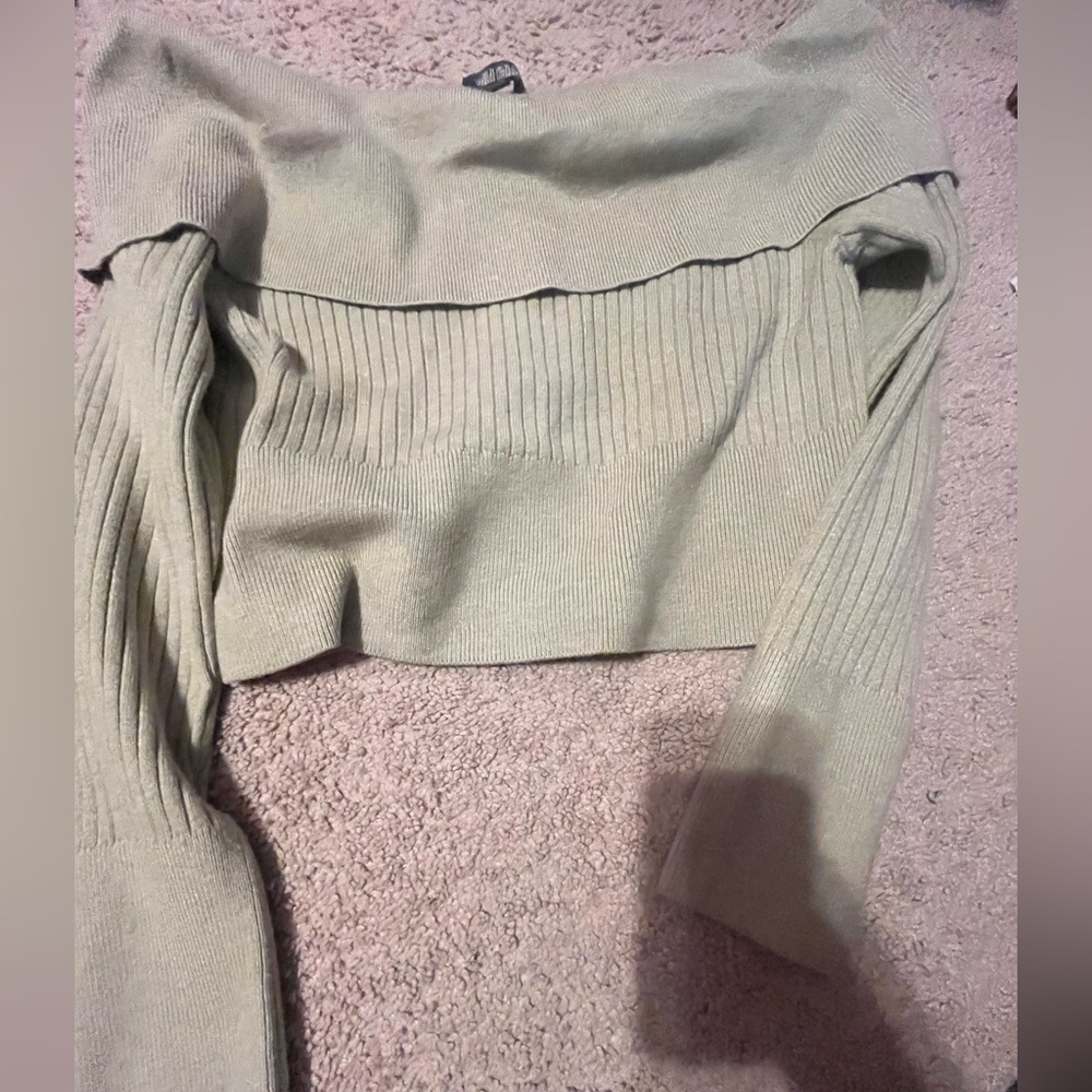 Off the shoulder longsleeve top